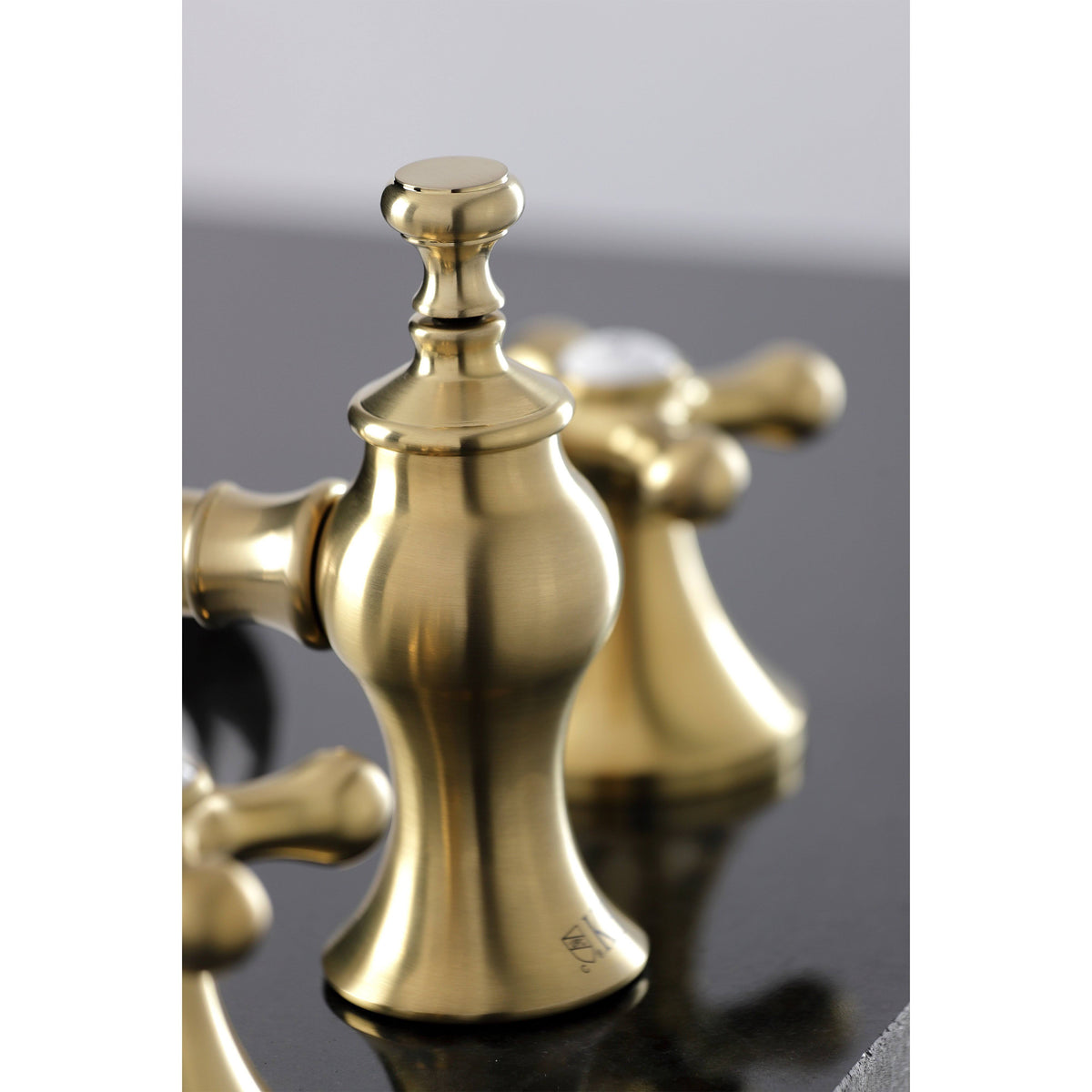Vintage 8 in. Widespread Bathroom Faucet Brushed Brass T813753