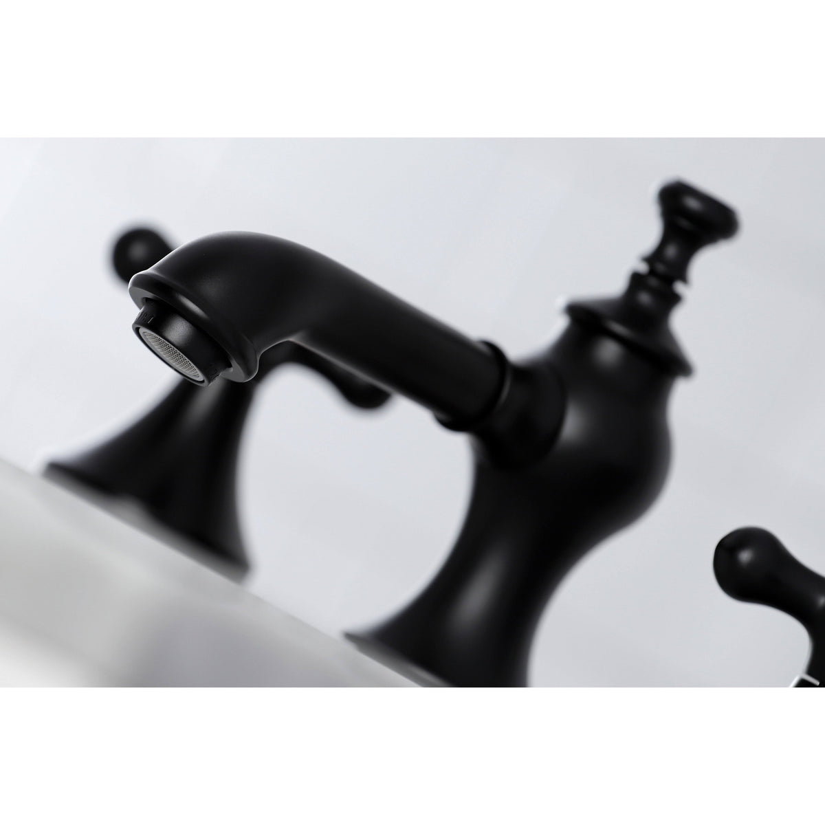 Vintage 8 in. Widespread Bathroom Faucet Brushed Brass T813753