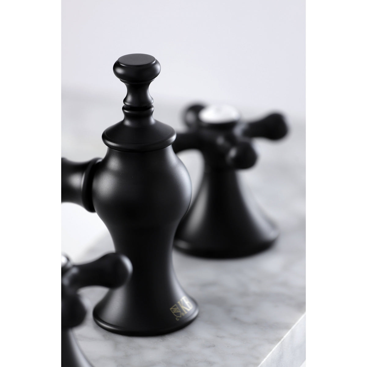 Vintage 8 in. Widespread Bathroom Faucet Brushed Brass T813753