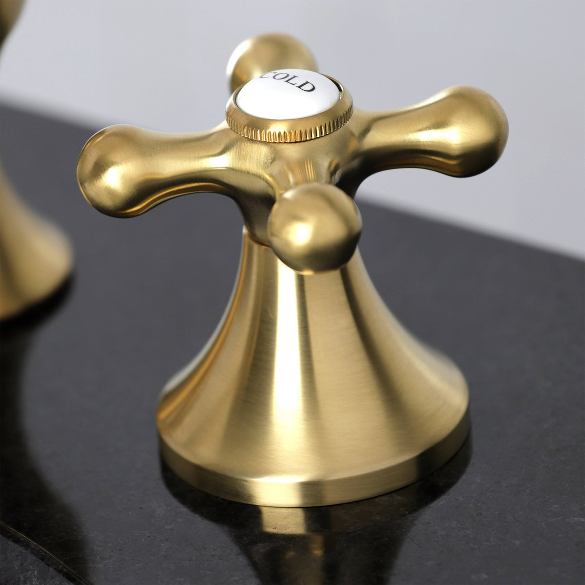 Vintage 8 in. Widespread Bathroom Faucet Brushed Brass T813753